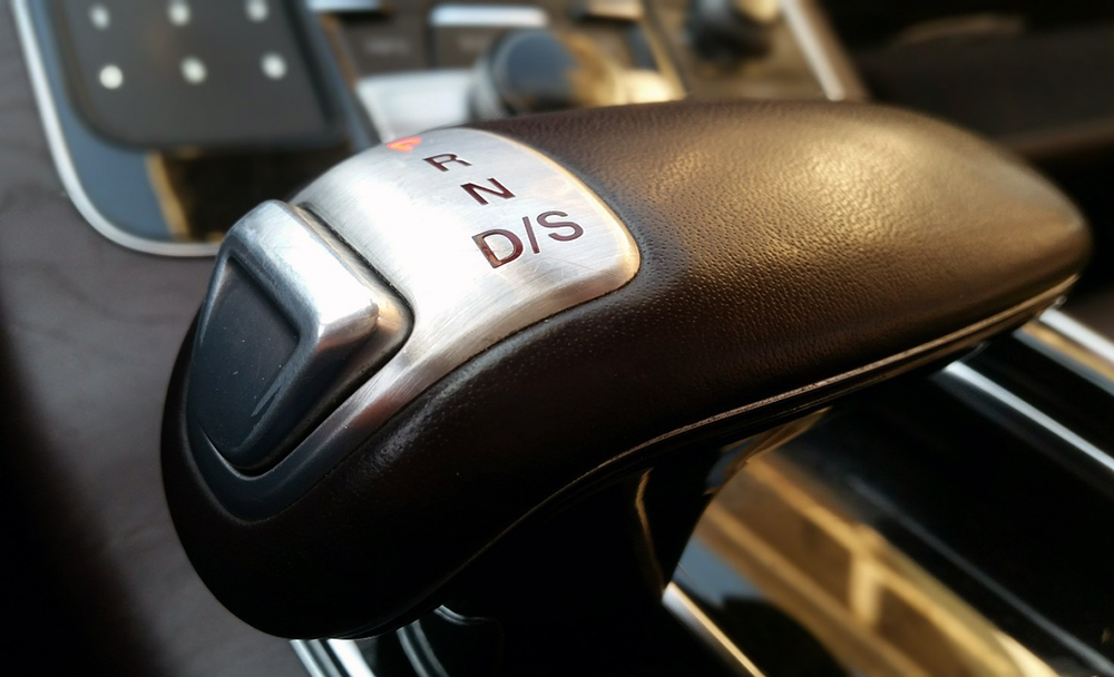 Picture of an automatic stick shift to show if manual or automatic is safer.