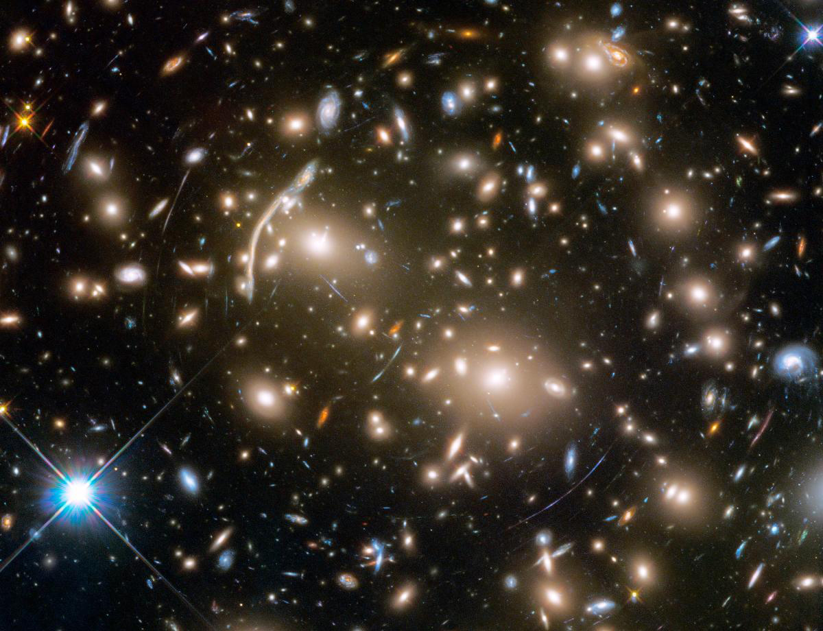 Gravitational lensing in Abell 370 galaxy cluster